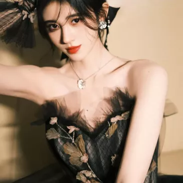 ジュー・ジンイー（鞠婧禕）