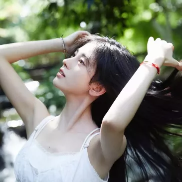 ジュー・ジンイー（鞠婧禕）