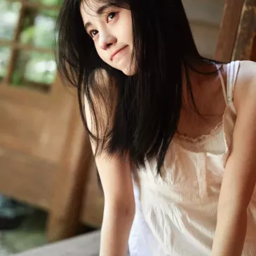 ジュー・ジンイー（鞠婧禕）
