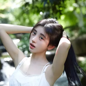 ジュー・ジンイー（鞠婧禕）
