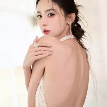 グーリーナーザー（古力娜扎）