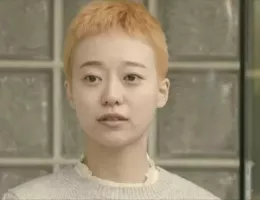 丸刈りの恋愛スチール写真