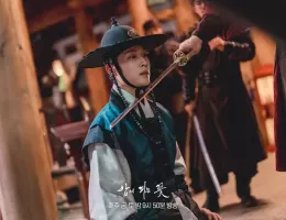 夜に咲く花スチール写真