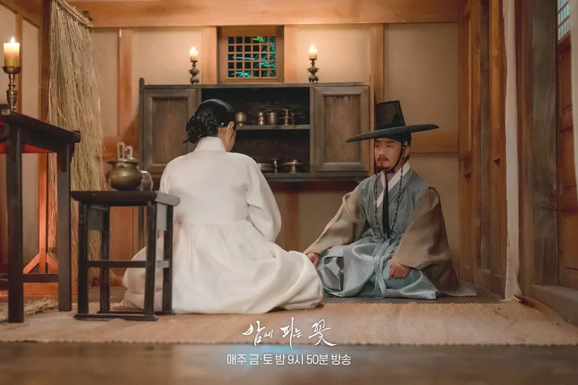 夜に咲く花スチール写真