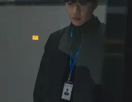 メスを持つハンタースチール写真