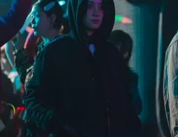 メスを持つハンタースチール写真