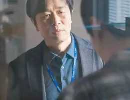 メスを持つハンタースチール写真